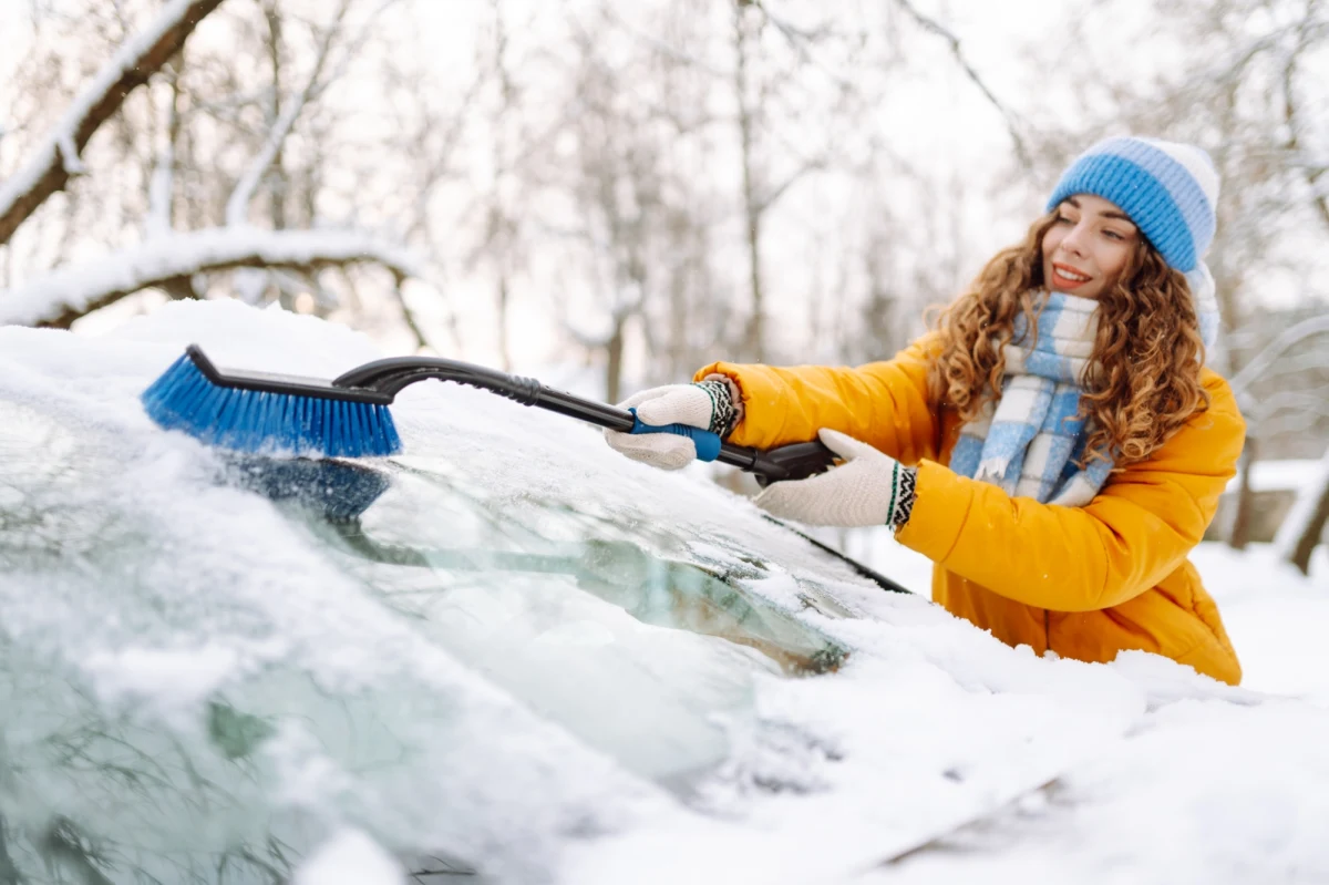 Nadchodząca zima 2025/2026 w Polsce może zaskoczyć - meteorolodzy już teraz ostrzegają, że będziemy mieli do czynienia z wyjątkowo łagodną aurą, wyższymi niż zwykle temperaturami oraz brakiem długotrwałego zaśnieżenia. Symulacje modelu CFS są zgodne z danymi udostępnionymi przez IMiGW. Zima będzie kapryśna - częściej popada deszcz niż śnieg, a lokalne burze z intensywnymi opadami i silnym wiatrem mogą wystąpić w dowolnym momencie. Kiedy pojawi się pierwszy śnieg i czego mogą spodziewać się miłośnicy zimowych atrakcji?