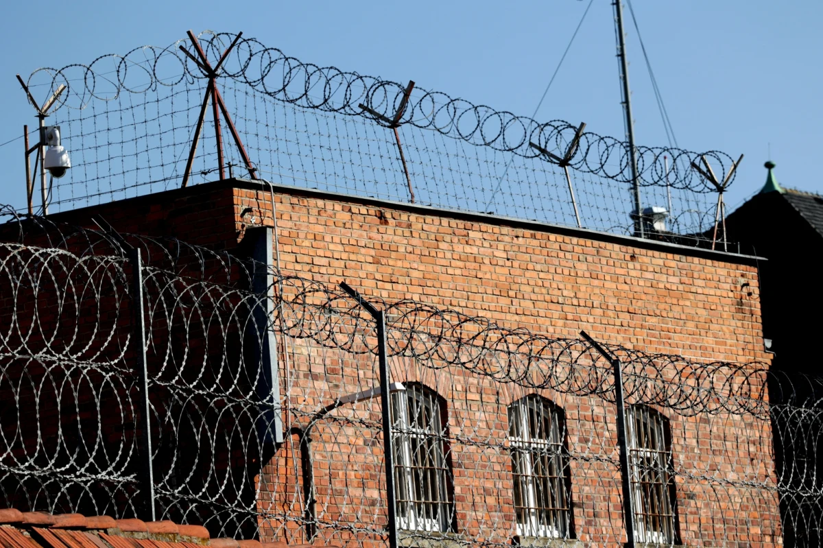 Na kary więzienia od 2 do 6 lat wrocławski sąd skazał 16 członków gangu Łukasza W., pseudonim Lucky. Gang ma na koncie kradzież stu luksusowych samochodów i motocykli, w tym auta należące do ambasady Chin w Berlinie.