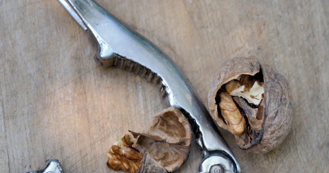 Jak gwałtownie obrać młode orzechy? Ten trik jest hitem