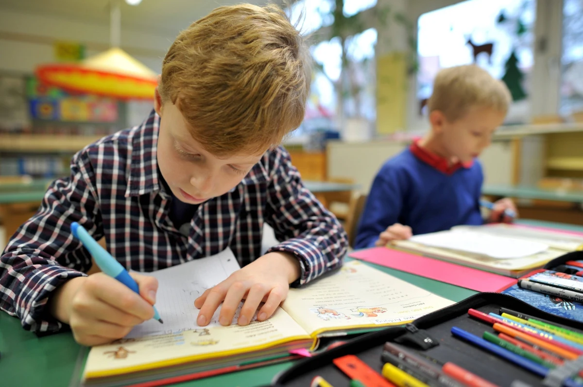 Wciąż nie wiadomo, czy resort edukacji zmieni obecne zasady dotyczące prac domowych w szkołach podstawowych. Eksperci z Instytutu Badań Edukacyjnych przygotowali już raport w tej sprawie, ale wciąż nie wydali rekomendacji dla ministerstwa. Co więcej, nie są zgodni co do tego, jaka powinna być ich treść. 