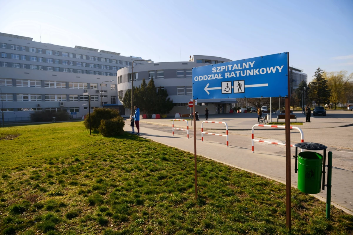 Zarzuty dotyczące korupcji i poświadczenia nieprawdy w dokumentacji medycznej usłyszał ordynator oddziału neurologii Szpitala Wojewódzkiego w Poznaniu Jacek D. Grozi mu do 10 lat więzienia. Chodzi m.in. o przyjęcie co najmniej 80 tys. zł korzyści majątkowej, poplecznictwo i poświadczanie nieprawdy. Lekarz miał też wystawiać fikcyjne zwolnienia i przyjmować na oddział osoby bez istniejących ku temu podstaw medycznych. Śledczy nie wykluczają kolejnych zatrzymań. O tym, że sytuacja kadrowa jest trudna, ale oddział działa w miarę normalnie, informował dyrektor szpitala prof. Dawid Murawa.