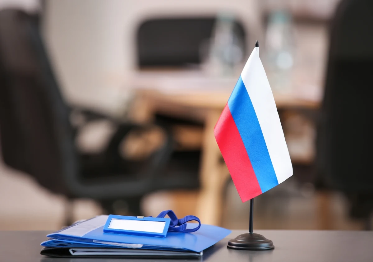 Dwie spółki: SteelTrade i Omni GRP, a także powiązane z nimi osoby: Andriej Michajłowicz Karpowicz, Veronika Ivanowna Pental i Władimir Leszczuk, będące udziałowcami lub beneficjentami rzeczywistymi, zostały wpisane na listę sankcyjną - poinformowała we wtorek Krajowa Administracja Skarbowa.