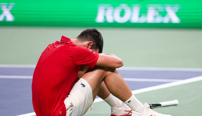 Djoković nie wytrzymał. Padł na kort jak rażony piorunem. Medyk na pomoc