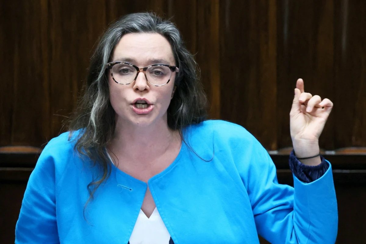 Klaudia Jachira poinformowała we wtorek, że została zawieszona w prawach członka klubu parlamentarnego Koalicji Obywatelskiej. Posłanka uważa, że decyzja ma związek ze złożonymi przez nią poprawkami do projektu ustawy o pomocy obywatelom Ukrainy, który Sejm procedował we wrześniu.