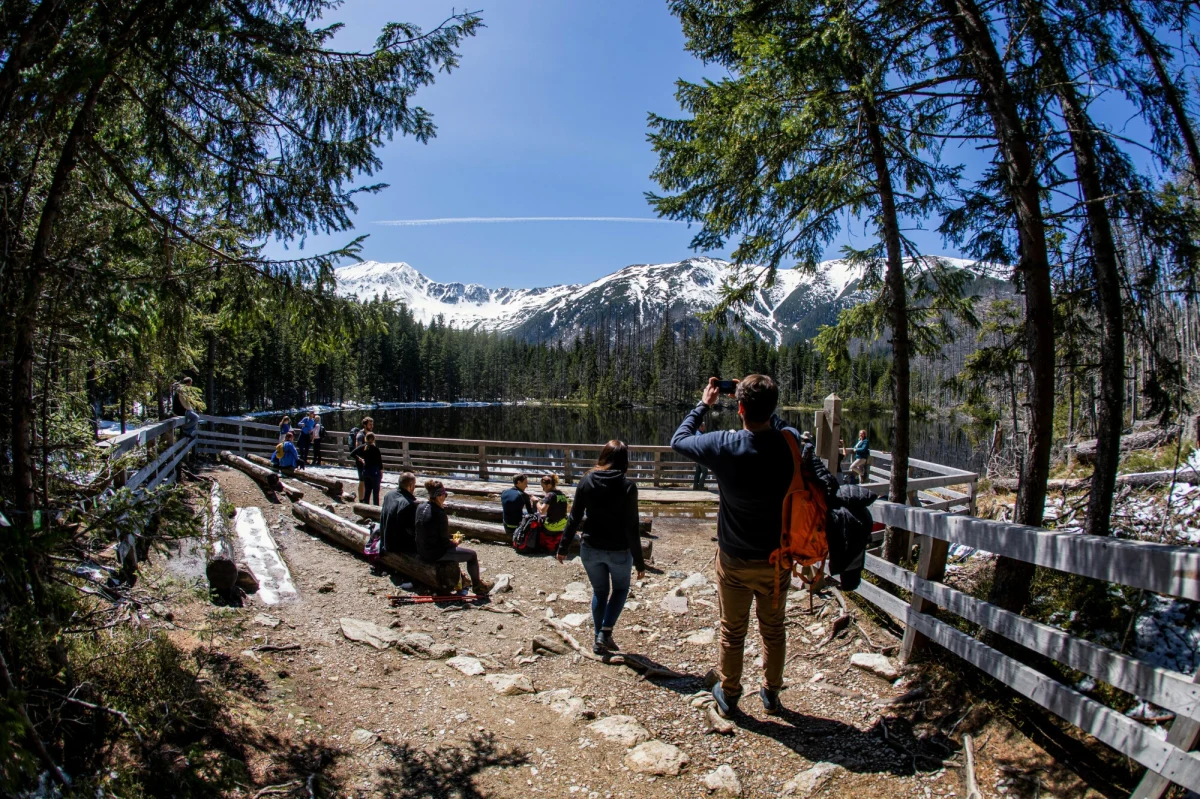 Trzy punkty dostępu do internetu Starlink w Tatrach testowo uruchamia Tatrzański Park Narodowy. Są to miejsca, gdzie do tej pory praktycznie nie było zasięgu. Teraz można tam kupić bilet online, co pozwoli turystom oszczędzić czas i "rozładuje" kolejki.