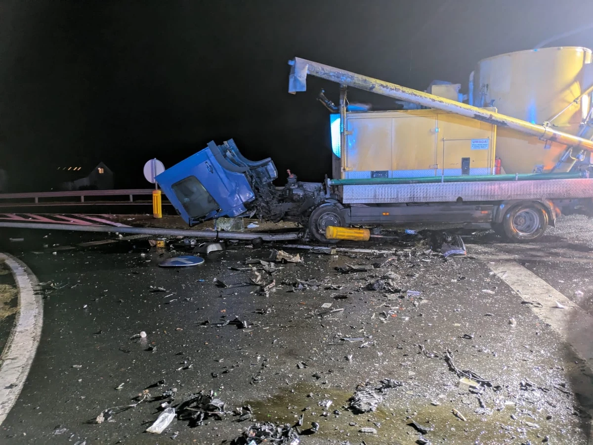 W miejscowości Kawcze doszło wczoraj do groźnego wypadku z udziałem trzech pojazdów. W wyniku zderzenia rannych zostało pięć osób. Policja wyjaśnia okoliczności zdarzenia i ku przestrodze publikuje zdjęcia i nagranie z tego zdarzenia