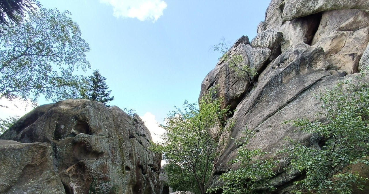 Malownicze doliny i interesujące formacje skalne. To miejsce wygląda jak z baśni, a jesienią nie ma tam tłumów