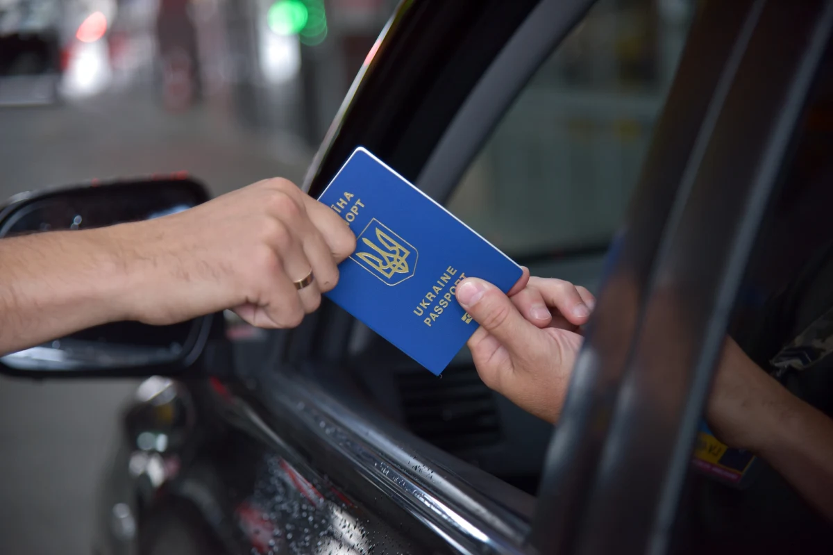 12 osób usłyszało dotychczas zarzuty w sprawie nielegalnego wydawania cudzoziemcom dokumentów uczelni wyższych. Dzięki nim legalizowali oni swój pobyt w Polsce. Grupę rozpracowali pogranicznicy z Rzeszowa-Jasionki.