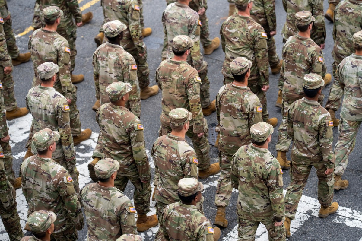 "Niekonstytucyjna inwazja". Setki żołnierzy na ulicach Chicago