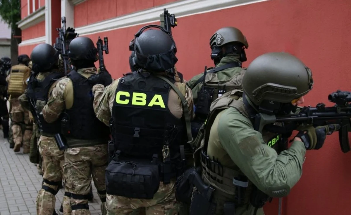 Rząd ponownie podejmuje próbę likwidacji Centralnego Biura Antykorupcyjnego. Zgodnie z najnowszym projektem ustawy, CBA ma przestać istnieć 1 maja 2026 roku, a jego zadania przejmą inne służby. "Wygląda na to, że my jednak dziś tego projektu nie przyjmiemy. Będziemy musieli odroczyć rozpatrzenie. Tam są jeszcze jakieś usterki prawne. To będzie kwestia raczej tygodnia" - powiedział w Porannej rozmowie w RMF FM Maciej Berek, minister ds. nadzoru nad wdrażaniem polityki rządu.