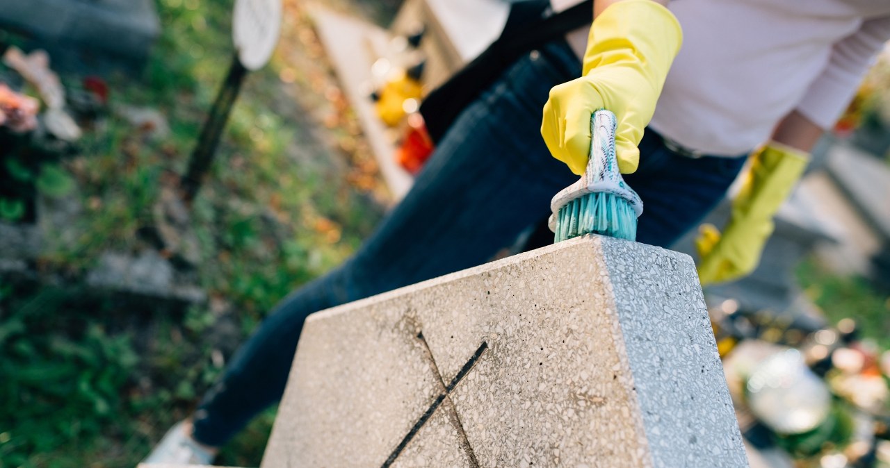 Tak skutecznie usuniesz plamy z nagrobków. Wosk odejdzie błyskawicznie