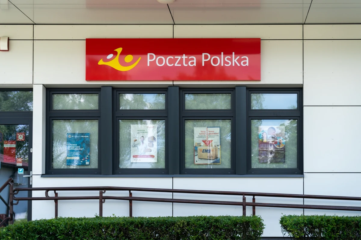 Coraz więcej Polaków otrzymuje podejrzane wiadomości e-mail z informacją o rzekomej przesyłce. Nadawcy podszywają się pod Pocztę Polską, licząc na nieuwagę i rutynę odbiorców. Kliknięcie w zawarty w takim e-mailu link może mieć poważne konsekwencje – od wycieku danych osobowych, aż po przejęcie konta bankowego.