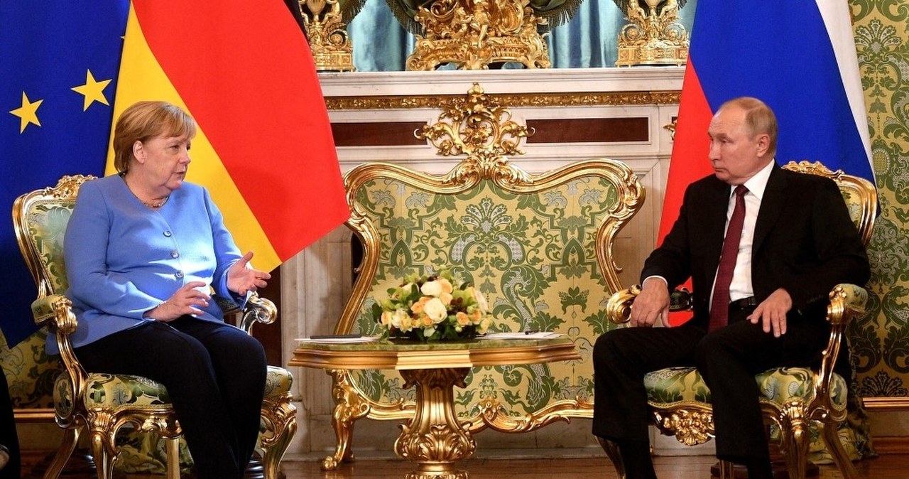 Merkel liczyła, iż "oswoi" Putina. Jej plan miał zapobiec inwazji