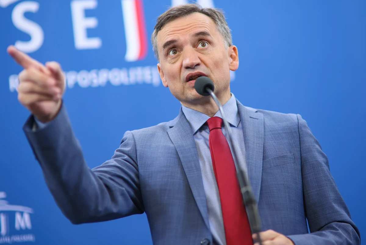 "Teatrzykiem" nazwał Zbigniew Ziobro dotyczące jego działań zawiadomienie o popełnienia przestępstwa, które złożyli do prokuratury członkowie sejmowej komisji śledczej ds. Pegasusa. Jego zdaniem to efekt złości Donalda Tuska, która sprowokowała członków komisji do działania. 