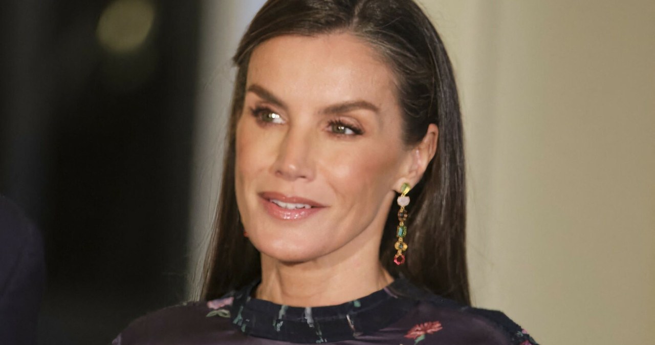 Ta kreacja hitem na święta. Królowa wyszła i zachwyciła szczegółami