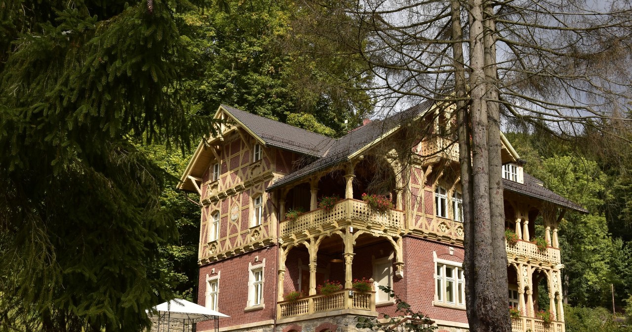 “Mała Szwajcaria” w polskich górach. Niepozorne uzdrowisko zachwyca architekturą i krajobrazami