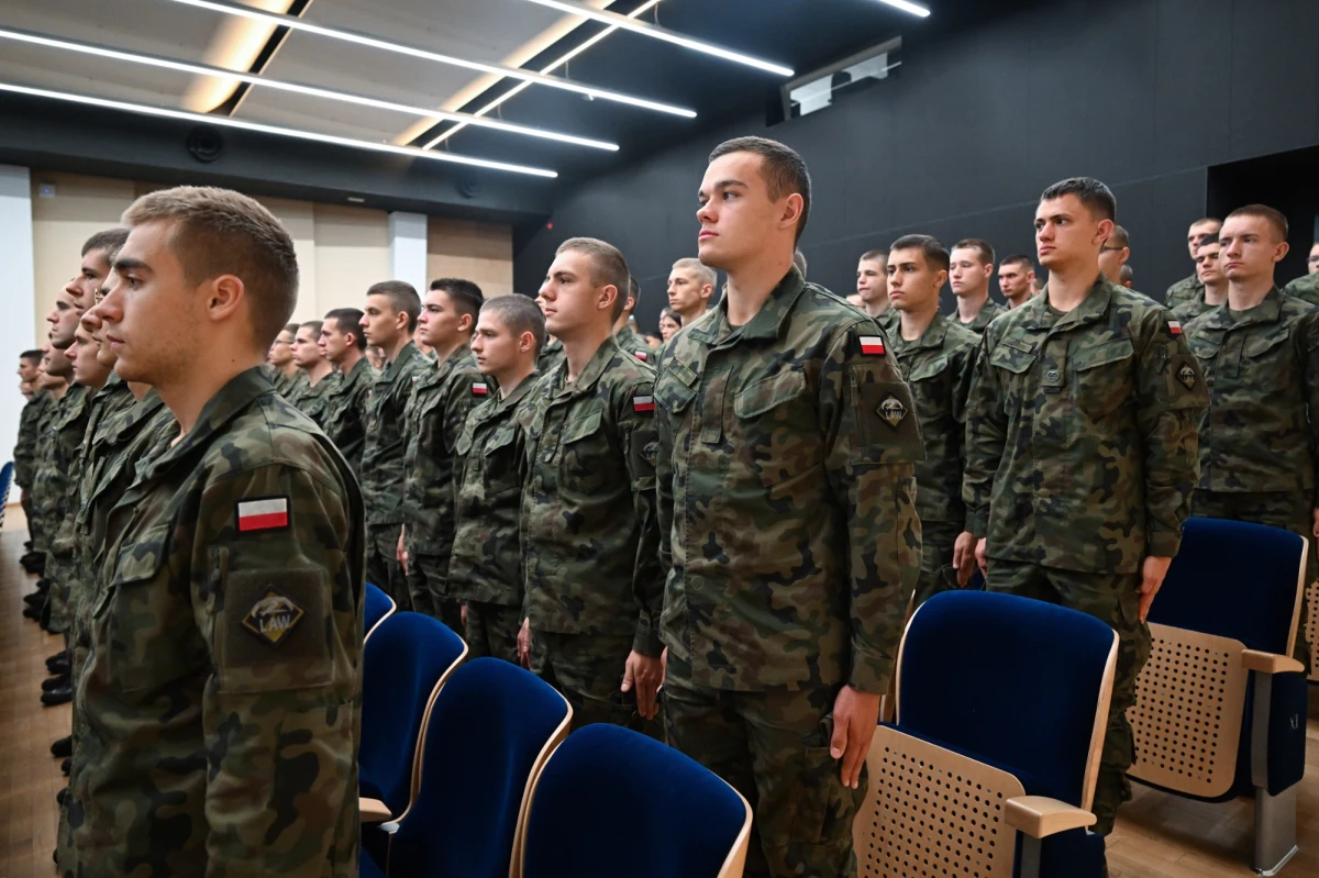 Prawie 600 nowych studentów rozpoczęło naukę w Lotniczej Akademii Wojskowej w Dęblinie. To jedyna uczelnia w Polsce, która kształci przyszłych pilotów wojskowych. W tym roku Szkoła Orląt świętuje setną rocznicę swojego istnienia. 