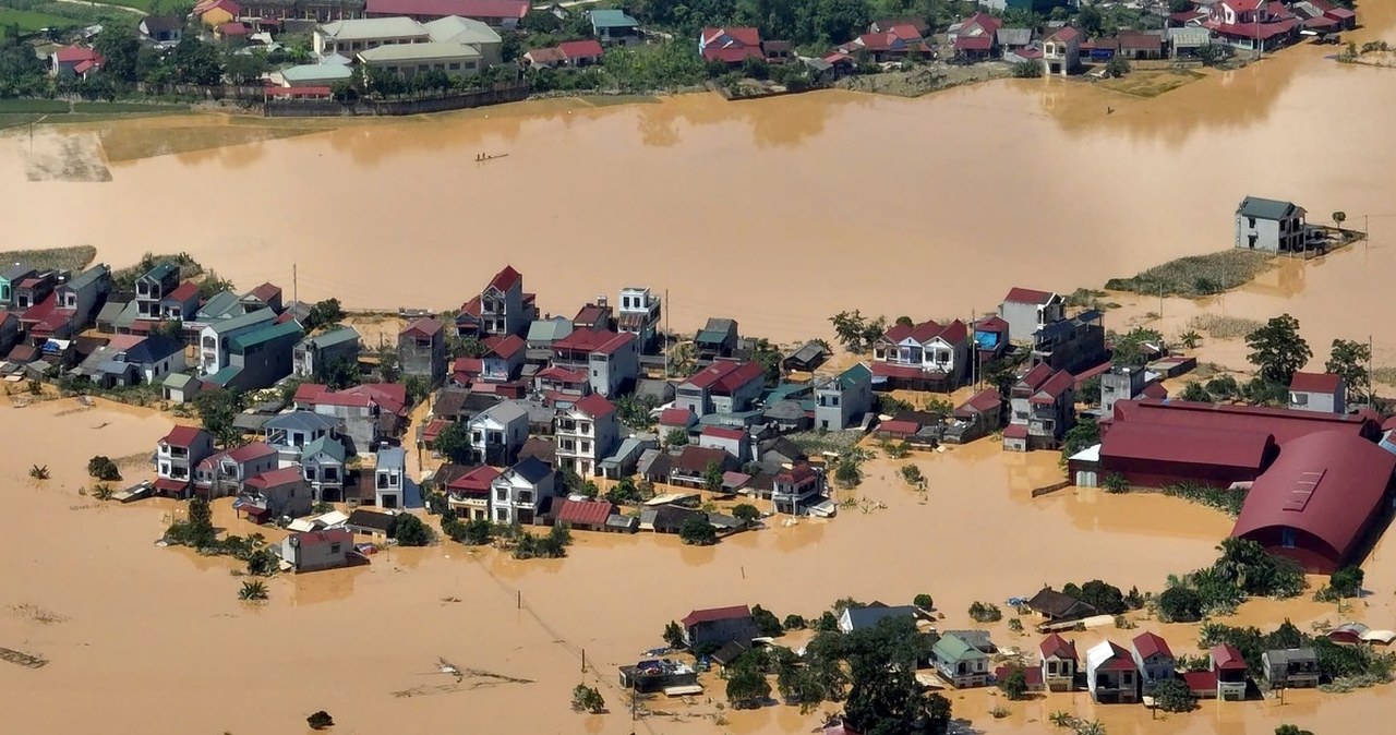 Rekordowe powodzie sparaliżowały kraj. Wojsko prowadzi zrzuty z powietrza