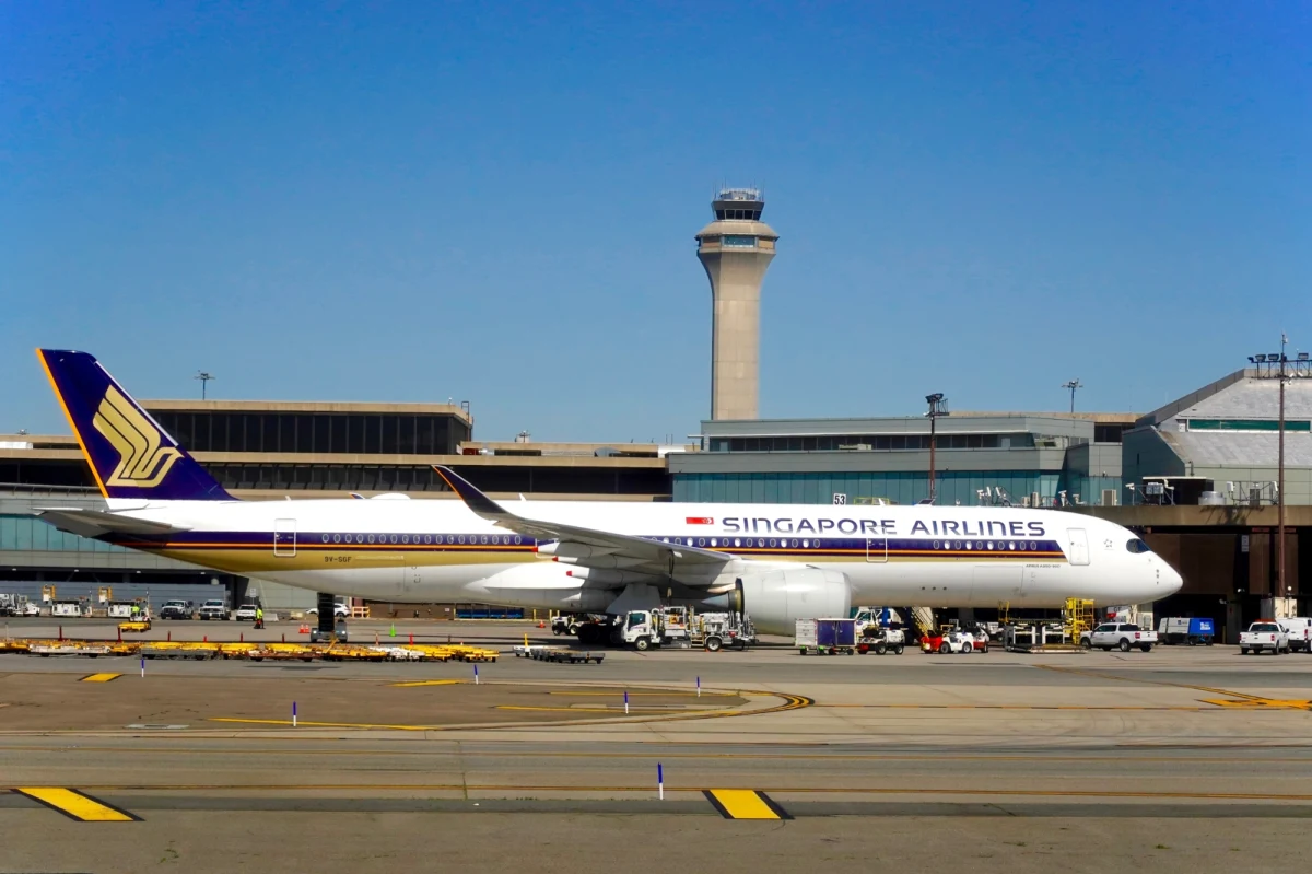 W Stanach Zjednoczonych trwa częściowe zawieszenie działalności administracji federalnej, czyli tzw. shutdown. Skutki tej sytuacji odczuwają już nie tylko urzędnicy, ale przede wszystkim pasażerowie i pracownicy lotnisk. Problemy z zapewnieniem pełnej obsady stanowisk kontroli ruchu lotniczego doprowadziły do tysięcy poważnych opóźnień na wielu amerykańskich lotniskach.