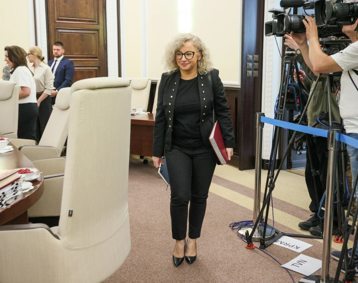 Ustawa o związkach partnerskich będzie nazywała się "ustawą o statusie osoby najbliższej" - dowiedział się nieoficjalnie reporter RMF FM Jakub Rybski. To duży krok w tył dla Lewicy i pójście na rękę PSL-owi. 