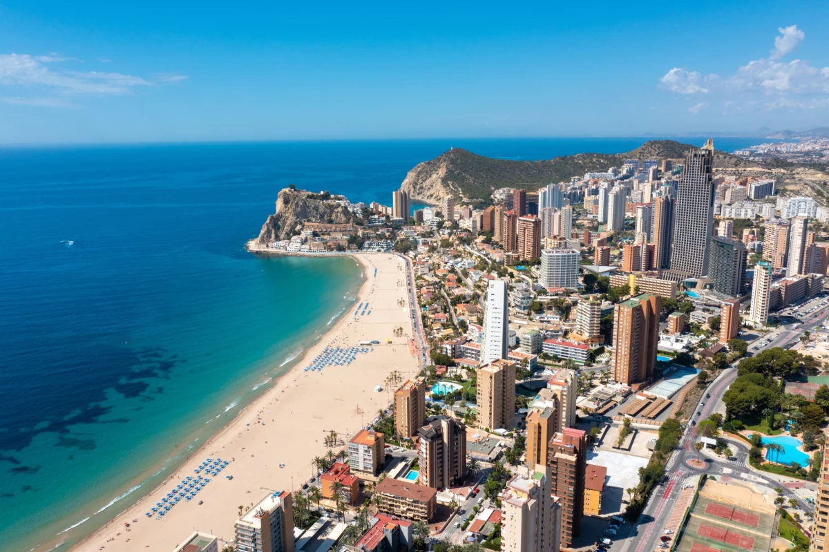 Plaże, drapacze chmur i szalone tempo życia – Benidorm, miasto w Hiszpanii,  zaskakuje nie tylko turystów, ale i urbanistów. To miasto, które przeszło drogę od skromnej wioski rybackiej do europejskiej stolicy wieżowców. 