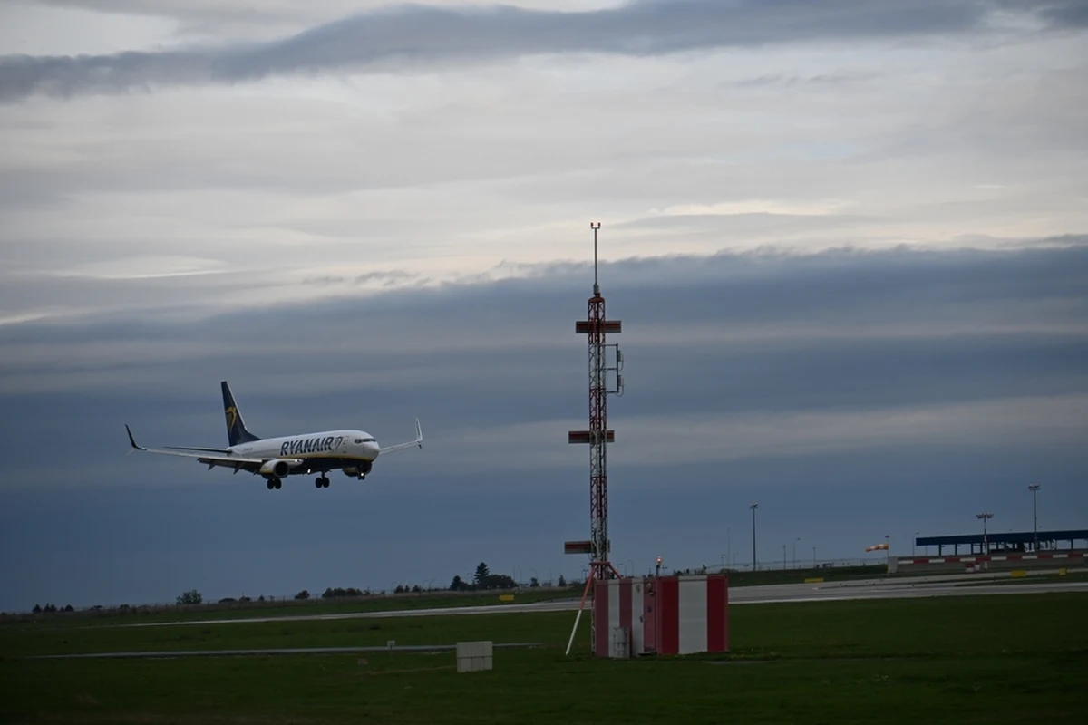Samolot linii Ryaniar, lecący z Wiednia do Wilna miał problemy z wylądowaniem w docelowym porcie, z powodu zakłóceń systemu GPS. Pilot został zmuszony do odwołania manewru i powtórzenia lądowania.