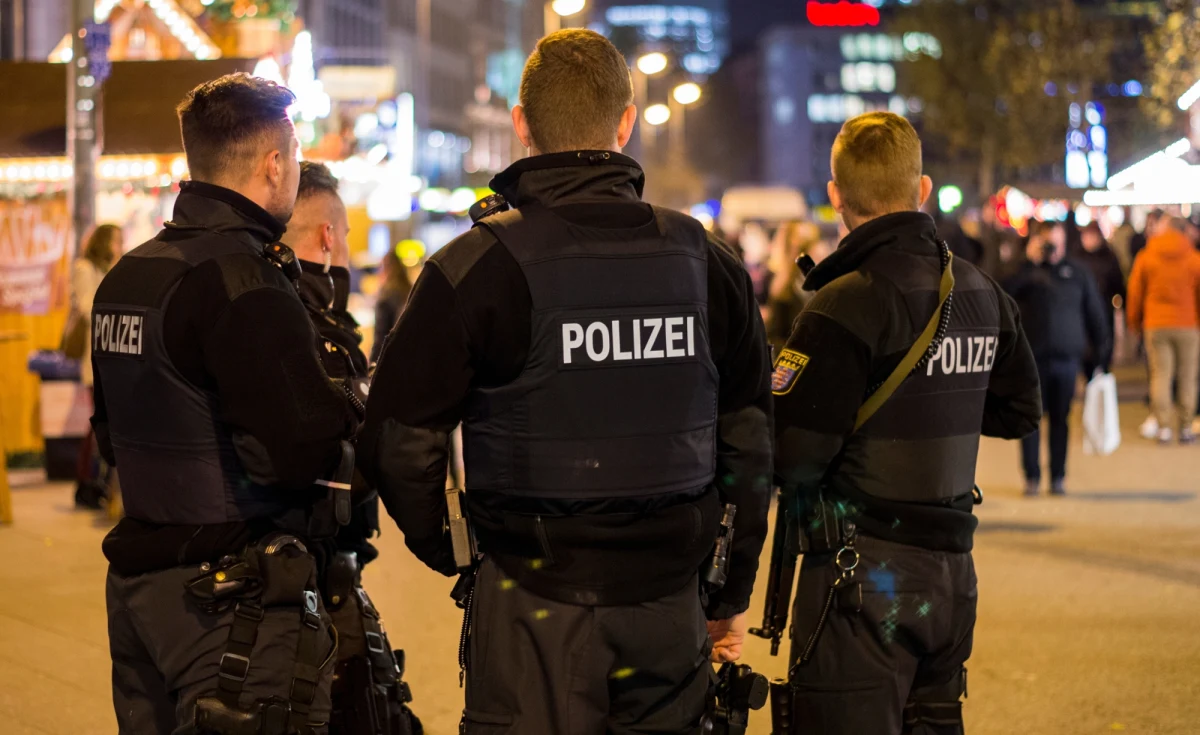 W odpowiedzi na rosnącą liczbę incydentów z udziałem dronów nad niemieckimi lotniskami, rząd federalny zdecydował o wzmocnieniu uprawnień policji. Nowy projekt ustawy przewiduje, że służby będą mogły nie tylko neutralizować, ale i zestrzeliwać bezzałogowce w sytuacjach poważnego zagrożenia bezpieczeństwa publicznego.