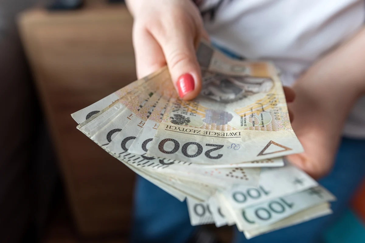 ​Rada Polityki Pieniężnej obniżyła stopy procentowe o 0,25 pkt proc. Stopa referencyjna wynosi 4,50 proc. w skali rocznej. To czwarta obniżka stóp procentowych w tym roku.