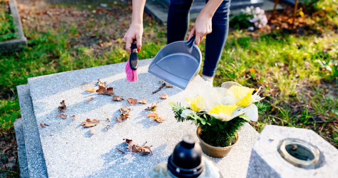 Idziesz sprzątać groby? Zdejmij zegarek z ręki. Może przynieść nieszczęście