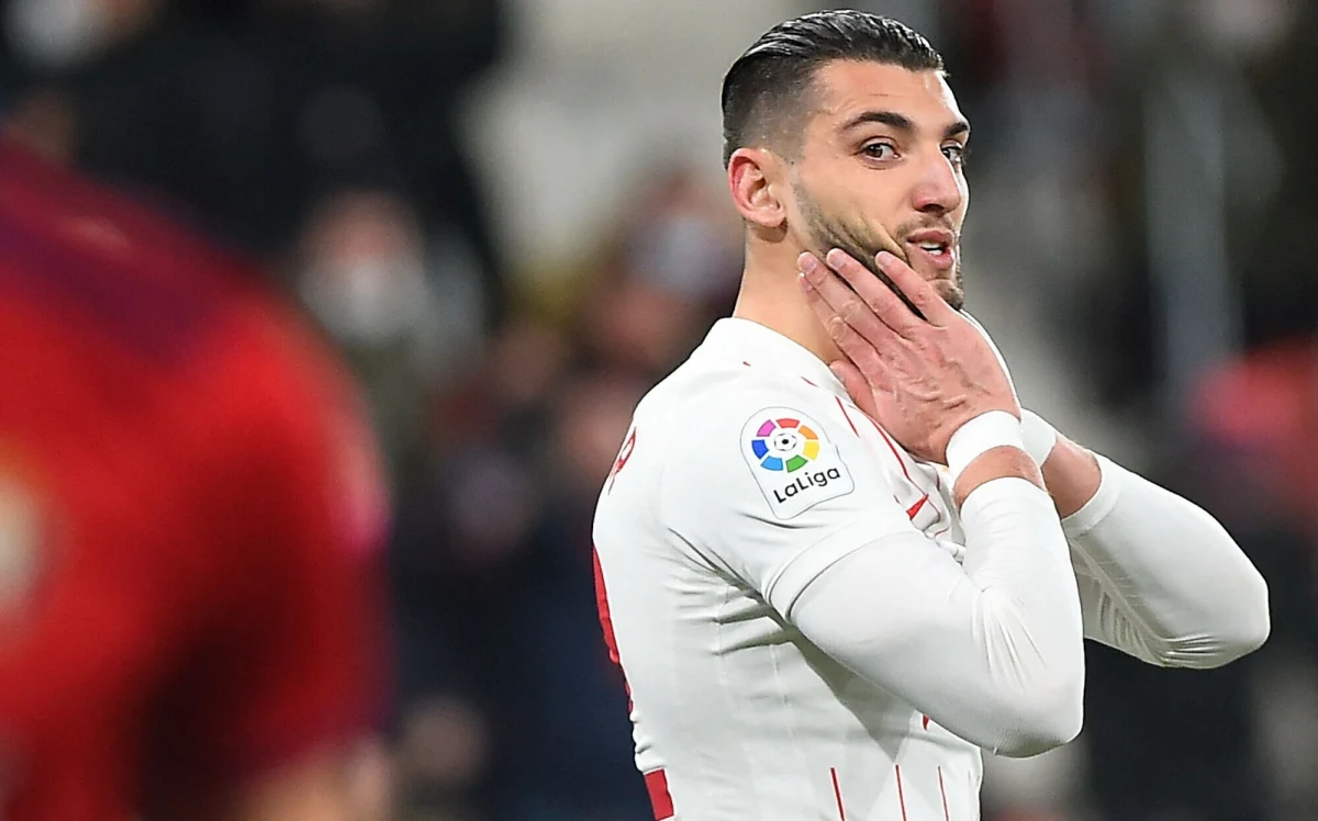 ​Hiszpańskie media informują, że Rafa Mir, napastnik Elche wypożyczony z Sevilli, stanie przed sądem w sprawie o napaść seksualną. Piłkarz jest oskarżony o gwałt, do którego miało dojść 1 września 2024 roku, gdy był jeszcze zawodnikiem Valencii.