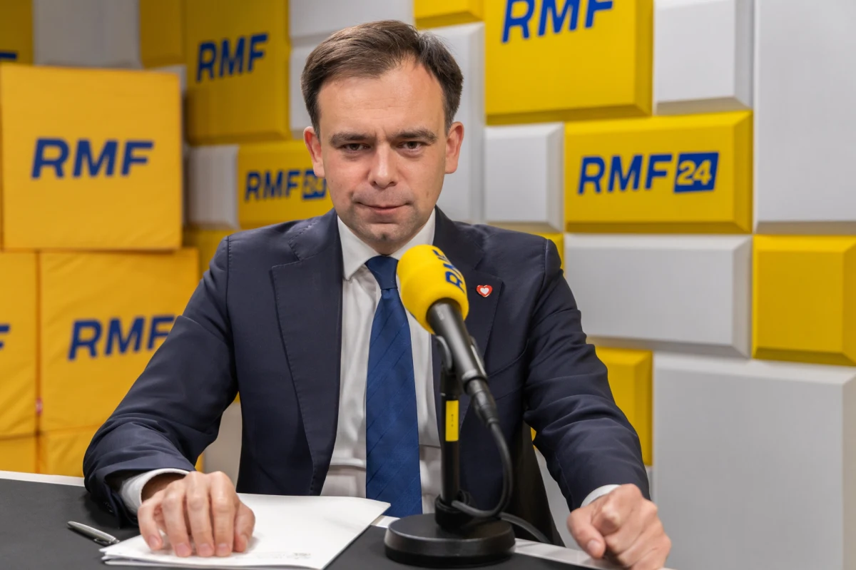 Jeszcze w tym roku zostaną przeznaczone dodatkowe środki na Narodowy Fundusz Zdrowia - powiedział w Popołudniowej rozmowie w RMF FM minister finansów i gospodarki Andrzej Domański. Podkreślił, że to efekt konstruktywnego dialogu z ministrem zdrowia i szefostwem NFZ. "Pracujemy z panią minister oraz bankiem BGK nad specjalnym programem, który pomoże w oddłużaniu szpitali" - dodał. 