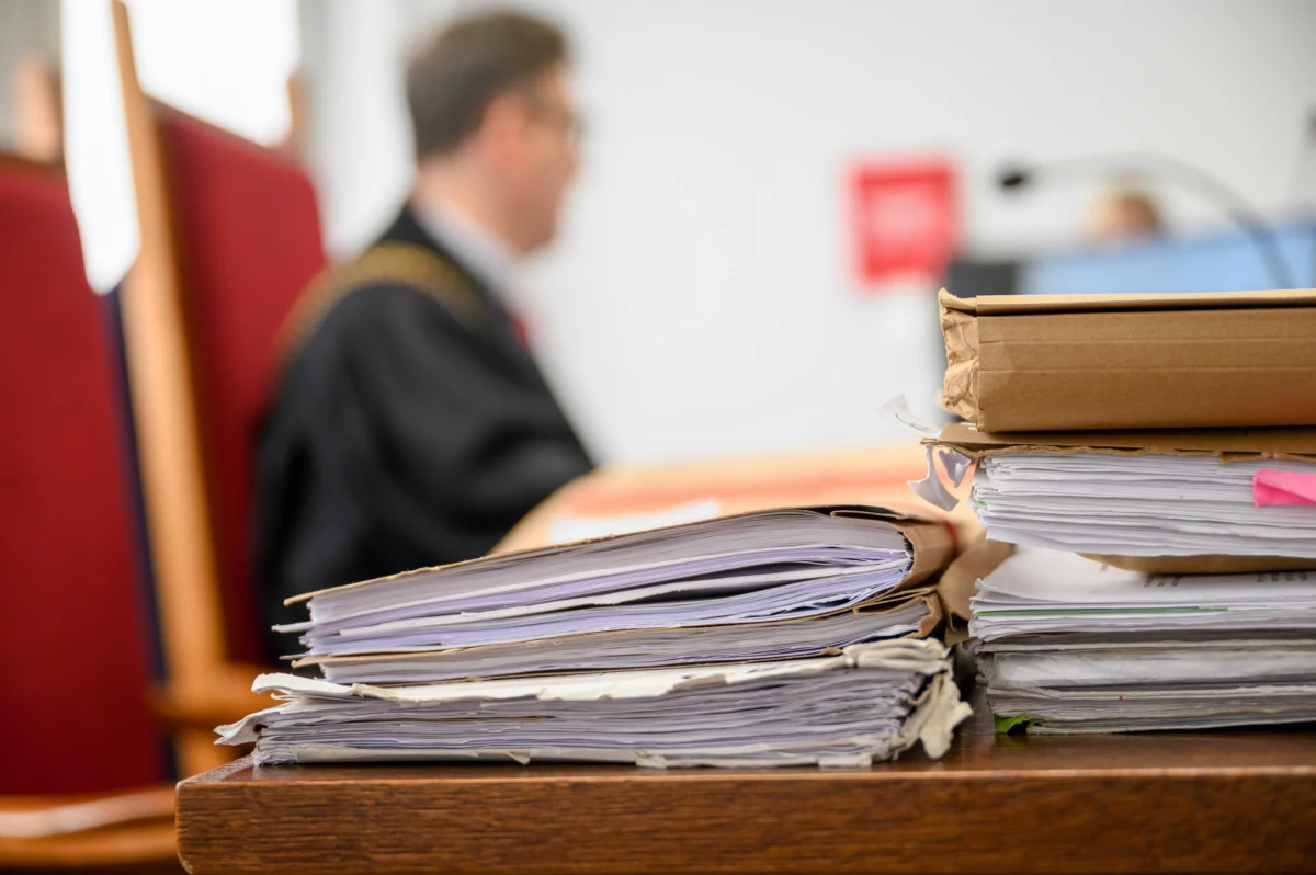 Krajowa Rada Sądownictwa skierowała do Trybunału Konstytucyjnego wniosek o zbadanie zgodności z konstytucją rozporządzenia ministra sprawiedliwości Waldemara Żurka odnoszącego się do systemu przydziału spraw sędziom. Zawnioskowała też o udzielenie przez TK zabezpieczenia, które miałoby polegać na zakazaniu szefowi resortu i podległym mu prezesom sądów dokonywania jakichkolwiek czynności z zakresu administracji sądowej wynikających z zaskarżonych przepisów noweli rozporządzenia.