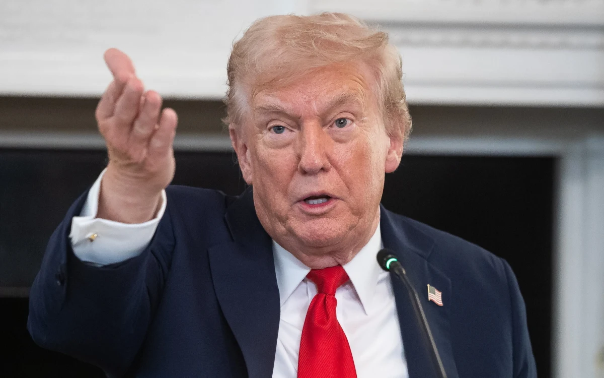 Prezydent USA Donald Trump poinformował w środę, że Izrael i Hamas zatwierdziły pierwszy etap amerykańskiego planu pokojowego dla Strefy Gazy. Zapewnił, że zgodnie z przyjętymi ustaleniami wszyscy izraelscy zakładnicy zostaną uwolnieni "najpewniej w poniedziałek", a Izrael wycofa swoje wojska na uzgodnione wcześniej pozycje. "Z wielką dumą ogłaszam, że Izrael i Hamas zatwierdziły pierwszy etap naszego Planu Pokojowego" - napisał Trump w serwisie Truth Social. W wywiadzie dla telewizji Fox News dodał, że palestyńska organizacja Hamas ma też przekazać ciała zakładników porwanych 7 października 2023 roku.