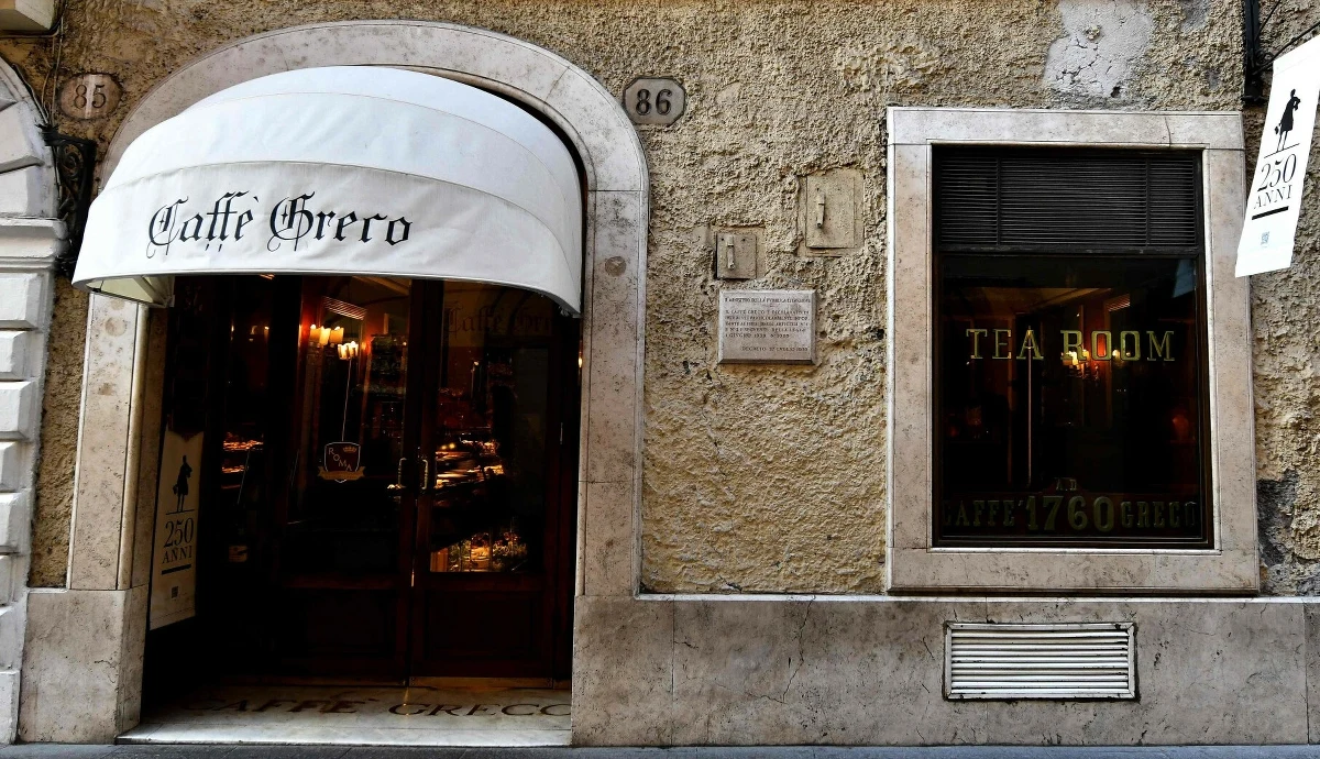 Zakończył się trwający od ośmiu lat spór o jedną z najbardziej znanych kawiarni na świecie - rzymską Caffe Greco. Decyzją sądu lokal przy słynnej via Condotti został opieczętowany, a klucze przekazano właścicielowi nieruchomości - dyrekcji jednego z rzymskich szpitali. To definitywny koniec pewnej epoki, choć właściciele zapewniają, że kawiarnia zostanie ponownie otwarta.