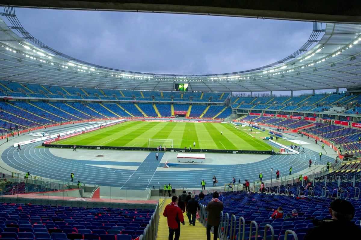 Mecz Polska-Nowa Zelandia, który odbędzie się w czwartek w Chorzowie, to nie tylko sportowe emocje, ale i utrudnienia dla kierowców. Ostrzega przed nimi śląska policja. Zmotoryzowani muszą być gotowi na korki i czasową zmianę organizacji ruchu.