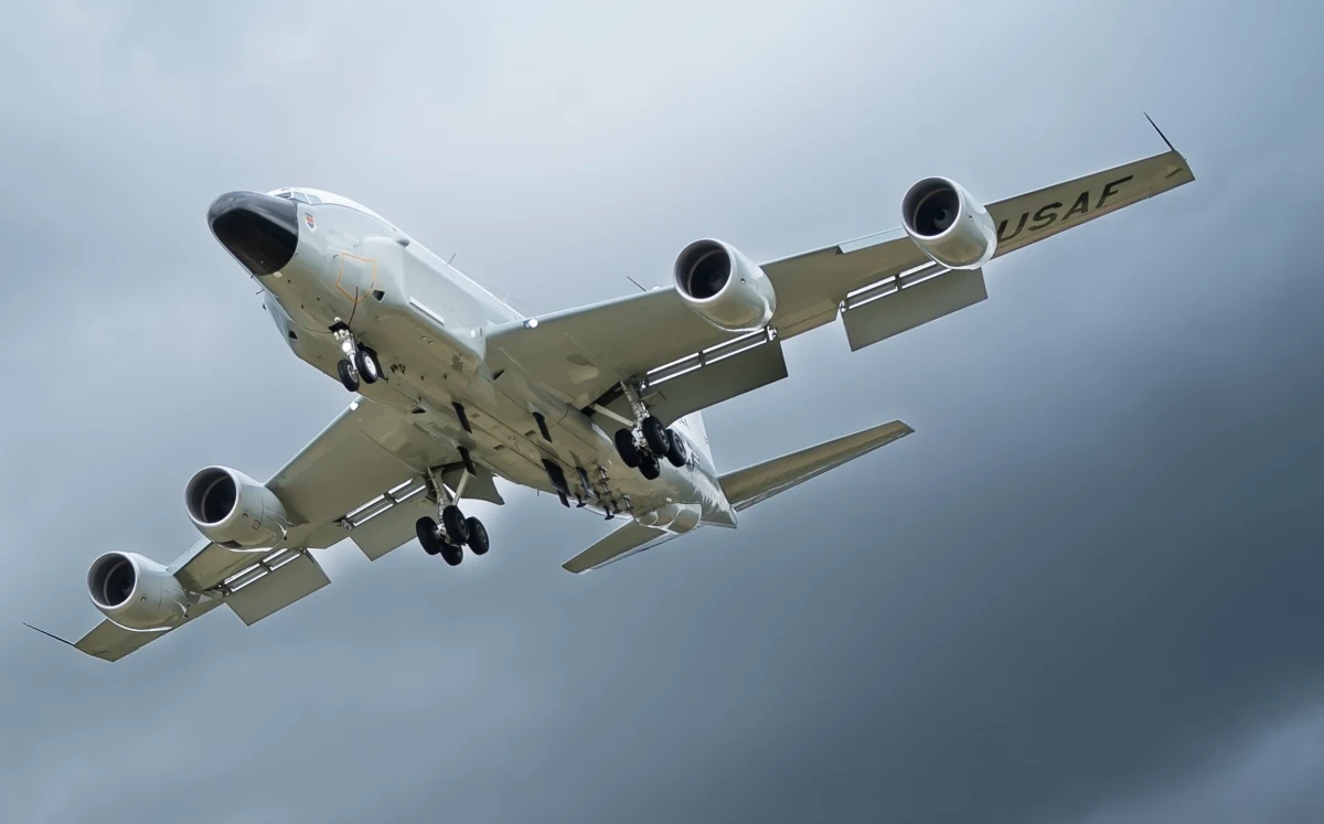 Amerykański samolot szpiegowski Sił Powietrznych USA został zarejestrowany przez radary podczas krążenia nad przestrzenią powietrzną Rosji. Według danych systemu śledzenia lotów samolot RC-135U Combat Sent wystartował z Anglii we wtorek nad ranem, przeleciał nad krajami bałtyckimi, okrążył obwód królewiecki, a potem wrócił do Wielkiej Brytanii.