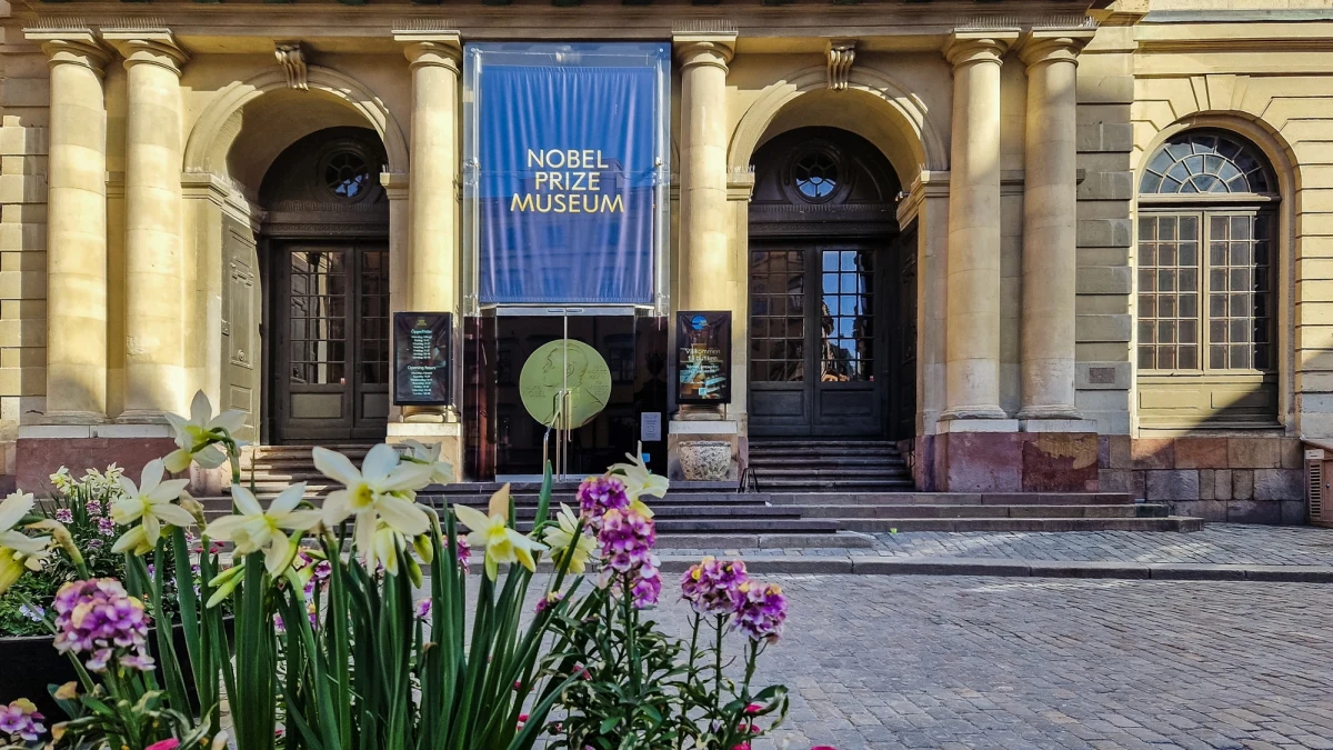 Kto w tym roku otrzyma Nagrodę Nobla w dziedzinie literatury? Dowiemy się tego już dziś o godzinie 13:00. Wówczas sekretarz Akademii Szwedzkiej ogłosi nazwisko laureata bądź laureatki. Jeśli potwierdzi się niepisana zasada wyróżniania na przemian kobiet i mężczyzn, w tym roku możemy spodziewać się noblisty. Jak zawsze wielkie emocje budzi typowanie nazwisk potencjalnych kandydatów - wśród nich znajdziemy m.in. artystów z Australii, Węgier czy Meksyku.