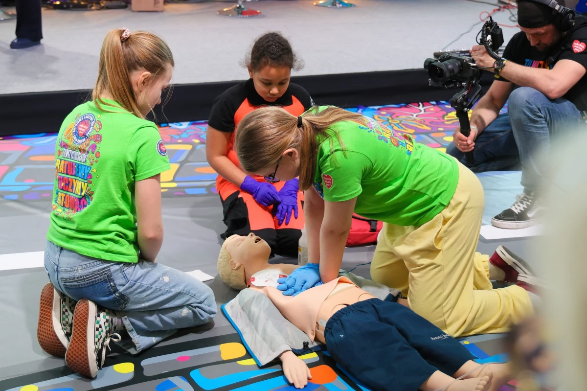 W czwartek, 16 października, w Europejskim Dniu Przywracania Czynności Serca, w ponad tysiącu szkół, przedszkoli i innych chętnych instytucji, zaplanowano bicie rekordu w udzielaniu pierwszej pomocy. Do wydarzenia organizowanego przez Wielką Orkiestrę Świątecznej Pomocy nadal można dołączać.