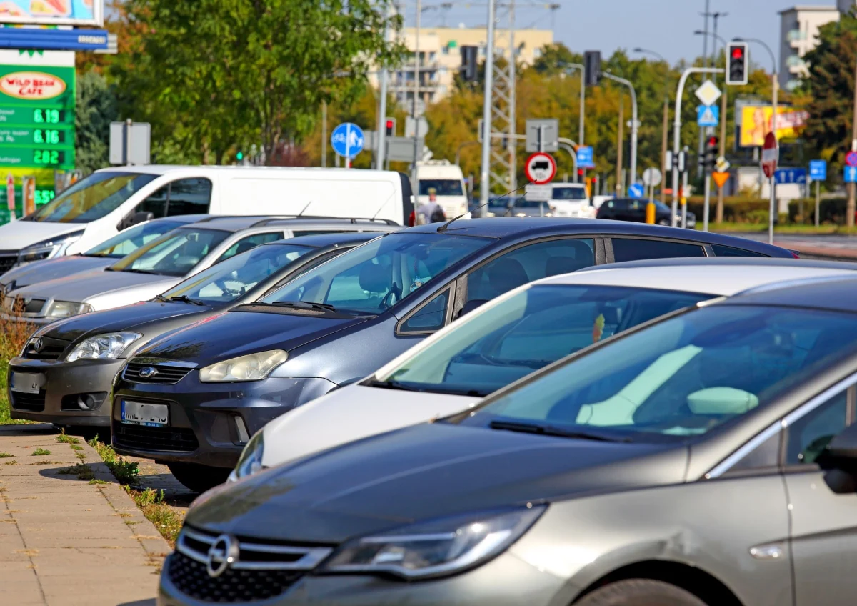 Kierowców czekają kolejne podwyżki. Po wrześniowej zmianie cen badań technicznych pojazdów Ministerstwo Infrastruktury zapowiada wzrost opłat za wydanie prawa jazdy, dowodu rejestracyjnego oraz tablic rejestracyjnych. Nowe stawki mają wejść w życie w pierwszym kwartale 2026 roku.