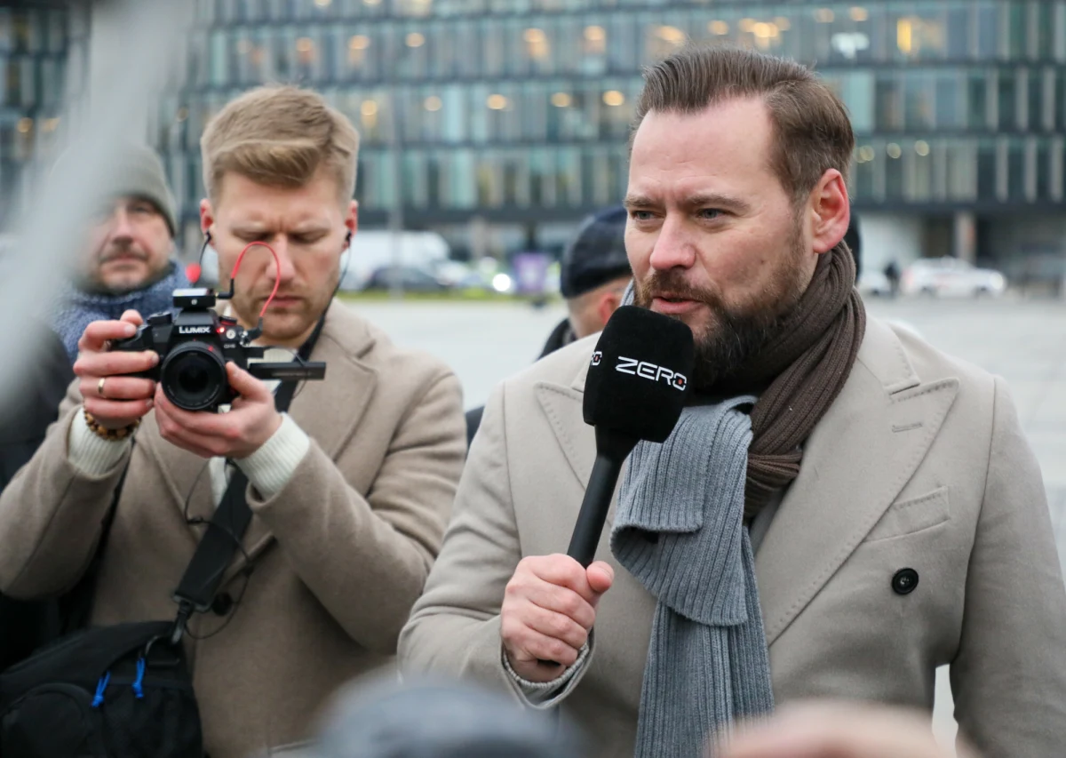 To przełomowy moment dla jednego z najgłośniejszych projektów medialnych ostatnich lat. Kanał Zero, dotychczas znany przede wszystkim z internetowej działalności, już wkrótce zadebiutuje na platformach satelitarnych i w sieciach kablowych. Krajowa Rada Radiofonii i Telewizji przyznała spółce koncesję satelitarną na emisję programu o charakterze uniwersalnym. To otwiera nowy rozdział w historii projektu Krzysztofa Stanowskiego.