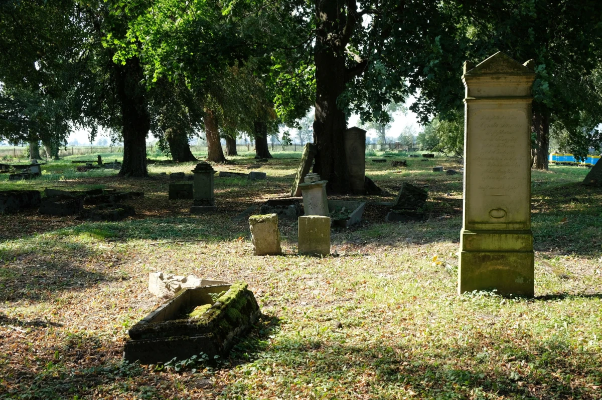 Zabytkowe, XVII-wieczne nagrobki Cmentarza Jedenastu Wsi w Cyganku-Żelichowie na Żuławach od kilkunastu dni są oczyszczane przez pasjonatów historii z Klubu Nowodworskiego. Historyk Łukasz Kępski wskazuje, że naszą odpowiedzialnością jest, by te ślady przeszłości nie zniknęły w zapomnieniu.