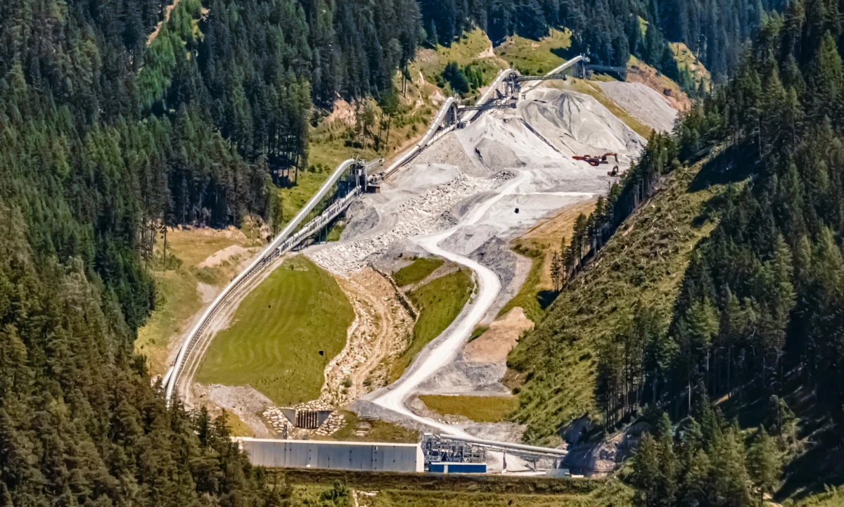Pod Alpami, na głębokości niemal 1,5 kilometra, powstaje tunel, który już wkrótce może całkowicie odmienić sposób podróżowania i transportowania towarów w Europie. Tunel Bazowy Brenner stanie się najdłuższym podziemnym tunelem kolejowym na świecie i jednym z najważniejszych elementów infrastrukturalnych w historii Unii Europejskiej.