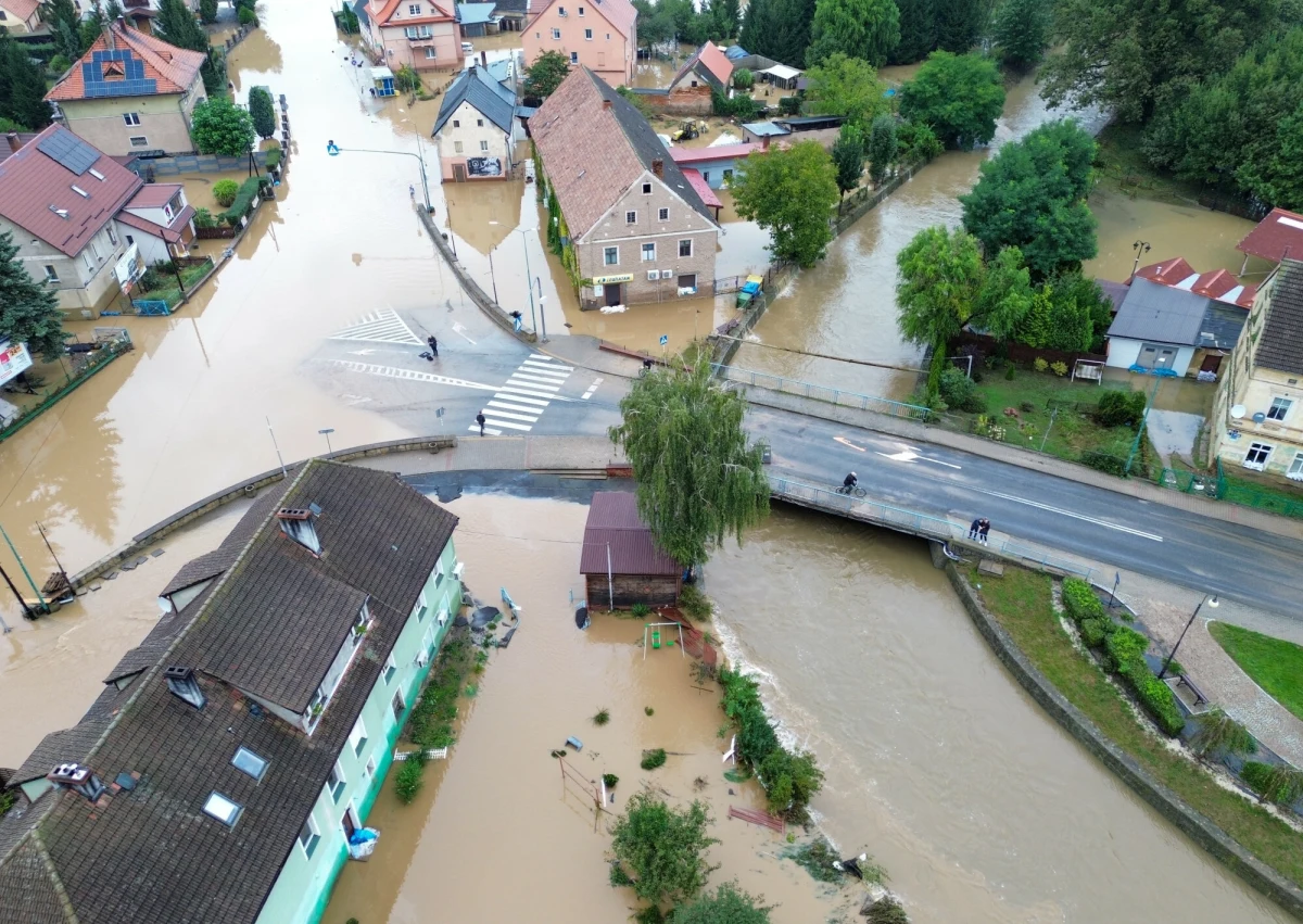 Budujemy nowy zbiornik, który będzie miał 100 mln metrów sześciennych pojemności i będzie tarczą antypowodziową dla Dolnego Śląska - poinformował minister infrastruktury Dariusz Klimczak. Zbiornik retencyjny ma powstać w Kamieńcu Ząbkowickim.