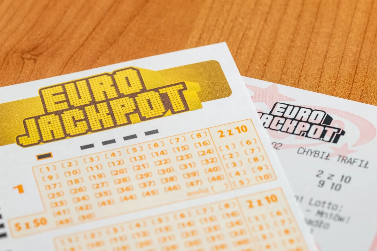 Wielka wygrana, ogromne emocje i dwa tygodnie ciszy – tak wyglądała historia największego w tym roku zwycięzcy Eurojackpot w Niemczech. Mieszkaniec Berlina, który 23 września trafił maksymalną możliwą wygraną w wysokości 120 milionów euro, przez kilkanaście dni nie dawał znaku życia. Teraz szczęśliwiec zgłosił się po odbiór swojej fortuny.