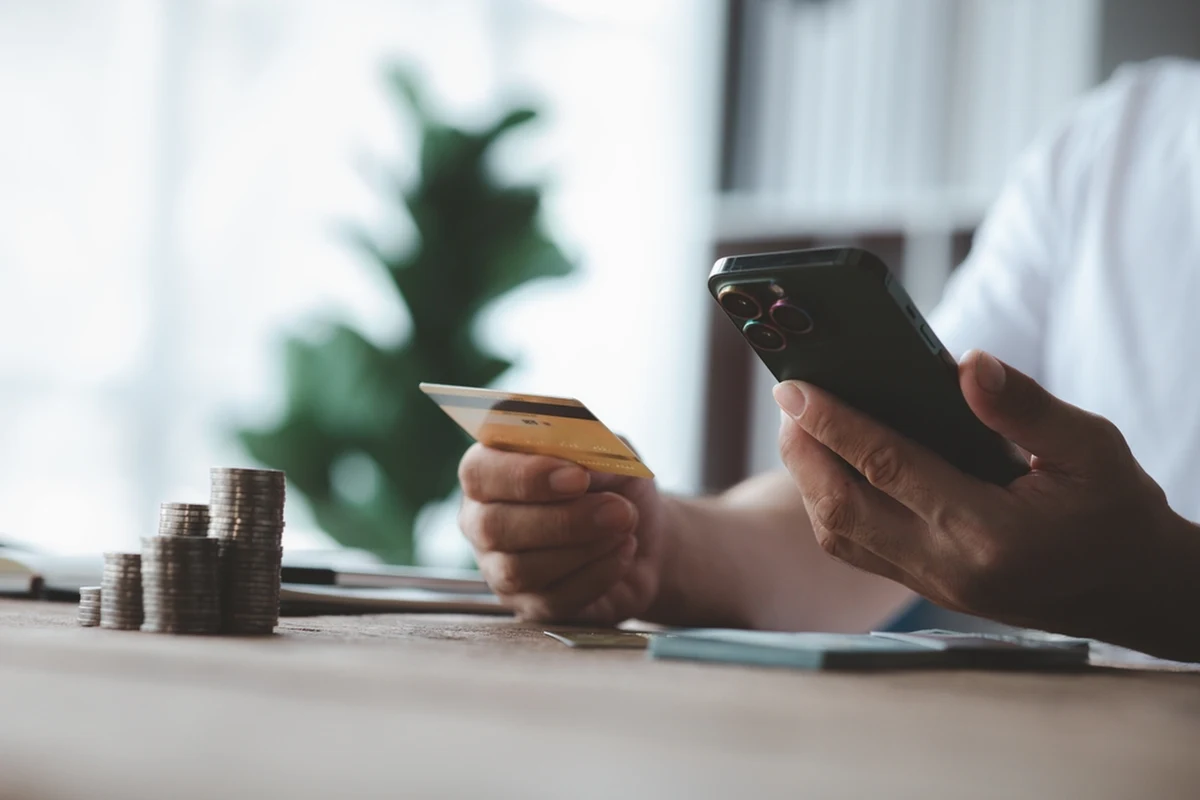 Konto osobiste powinno spełniać twoje indywidualne wymagania. Wybór idealnego może wydawać się skomplikowany, ale wcale nie musi taki być! Aby dokonać wyboru, odpowiedz sobie na kilka pytań dotyczących twoich codziennych finansów. Dzięki temu łatwo dopasujesz rachunek do potrzeb i unikniesz niepotrzebnych opłat naliczanych za usługi, których nie potrzebujesz.