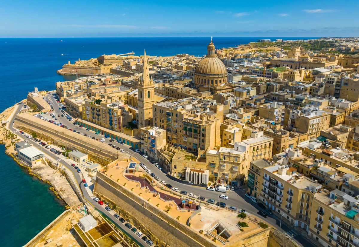 Stolica Malty, Valletta, została uznana za najlepsze miasto w Europie i na świecie w prestiżowym plebiscycie "Condé Nast Traveller’s Readers’ Choice Awards". Wyróżnienie przyznali czytelnicy magazynu, doceniając niezwykłą atmosferę, bogactwo zabytków oraz wyjątkową kuchnię. Na europejskim podium znalazły się także Oslo i Wiedeń. W pierwszej dziesiątce nie zabrakło takich miejsc jak Kopenhaga, Madryt, Monachium, Lizbona, Sztokholm, San Sebastian i Palma.
