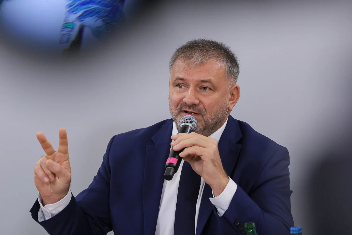 Projekt tzw. ustawy praworządnościowej prawdopodobnie w przyszłym tygodniu trafi do wykazu Rady Ministrów - zapowiedział minister sprawiedliwości Waldemar Żurek podczas prezentowania tego projektu. Żurek zwrócił się do prezydenta Karola Nawrockiego i jego doradców z prośbą o „bardzo uważne przyjrzenie się” zapisom projektu. Ustawa ma regulować status sędziów powoływanych w latach 2018-2025. Żurek ocenił, że ma ona kompromisowy charakter.