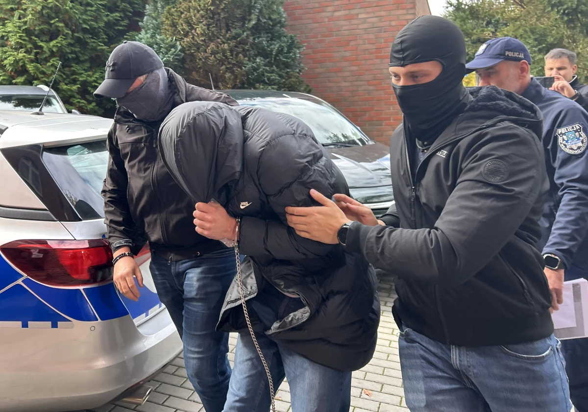 33-letni Marcin R. usłyszał zarzuty w związku z tragicznym wypadkiem w Łebieńskiej Hucie w powiecie wejherowskim. Mężczyzna potrącił grupę chłopców i uciekł z miejsca zdarzenia. 10-latek zmarł, a trzech jego kolegów trafiło do szpitala. Prokuratura ujawniła, że Marcin R. nigdy nie miał prawa jazdy.