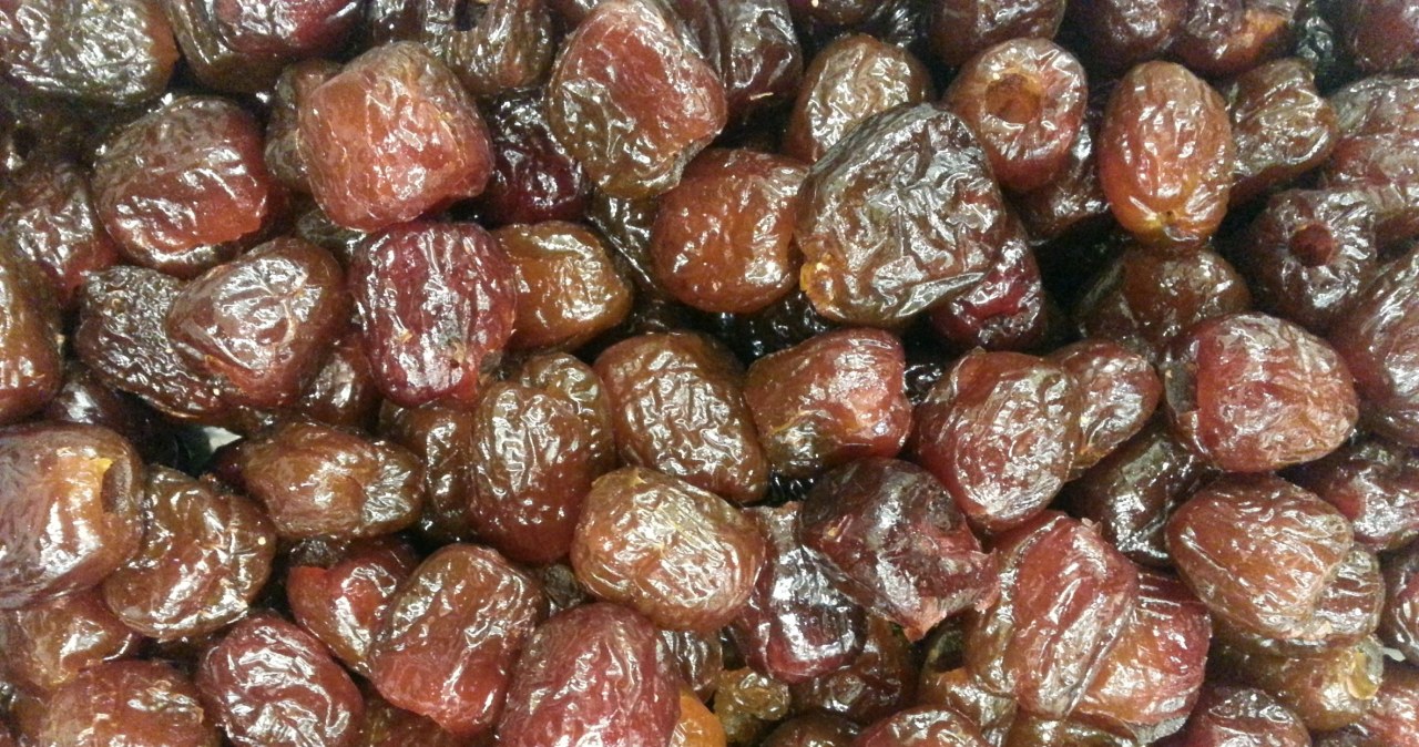 Zjedz, gdy przychodzi ochota na słodkie. Batoniki i cukierki nie będą kusić