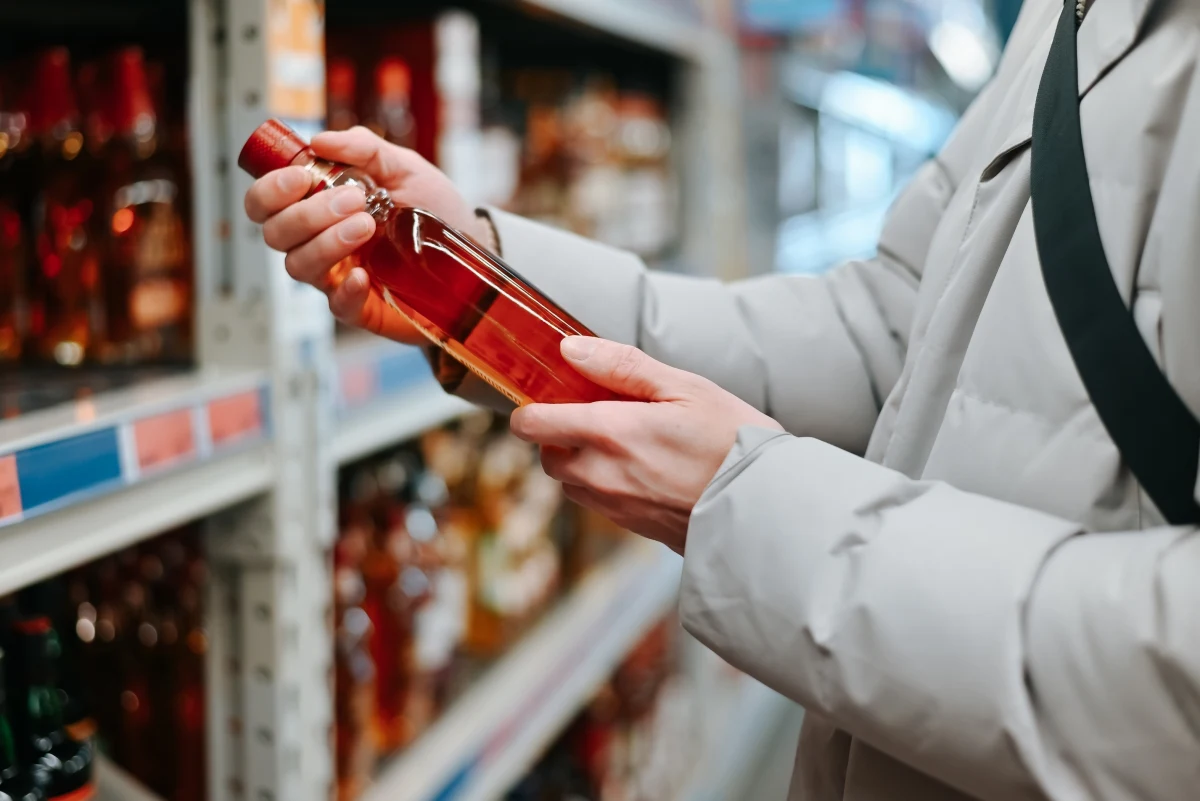 Od 15 października w świętokrzyskich Starachowicach zacznie obowiązywać zakaz nocnej sprzedaży alkoholu w sklepach i na stacjach benzynowych. Decyzja, którą jednogłośnie podjęła Rada Miejska, ma poprawić bezpieczeństwo i komfort życia mieszkańców oraz ograniczyć liczbę interwencji służb i hospitalizacji związanych z nadużywaniem alkoholu.